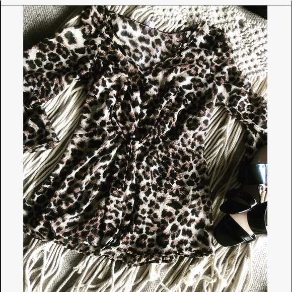 Women’s Leopard 🐆 Print Twist Front Sheer Tunic - Picture 3 of 10